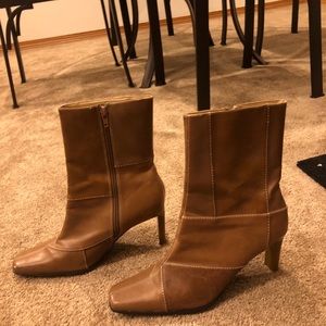 Maurice’s brown boots